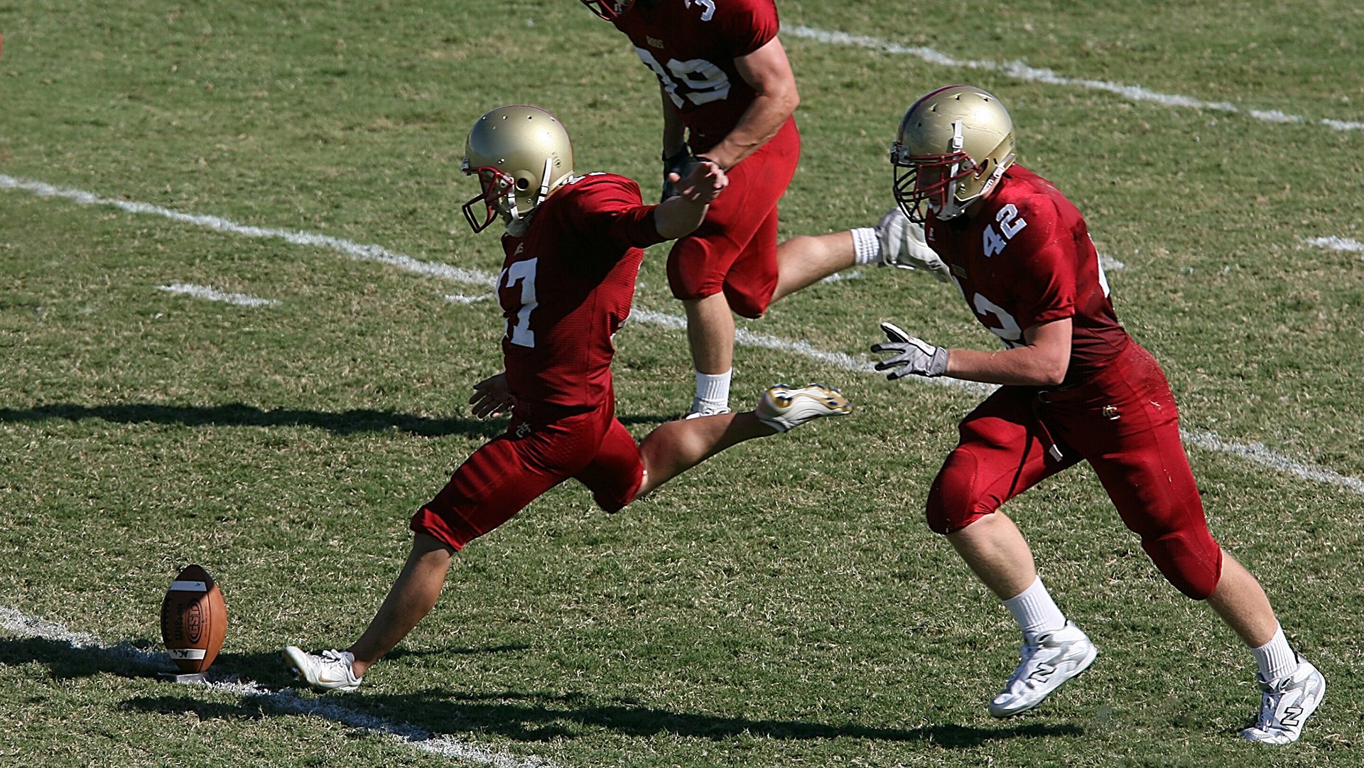 俱乐部打造球迷文化墙展示多年辉煌历史增强归属感，球迷俱乐部的英文短语